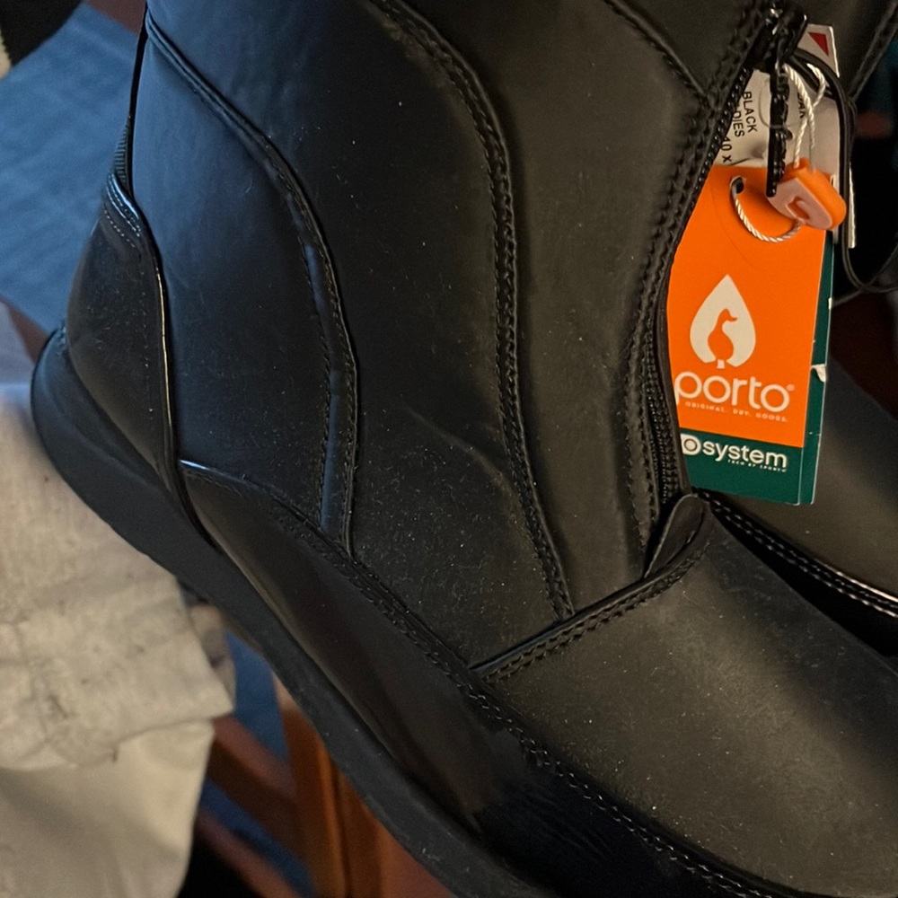 Black rain/snow boots. Waterproof and thermoheating grips to the floor